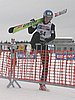 Lukas Hlava (Czechy) przechodzi przez ogrodzenie