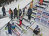 zawodnicy przygotowujący się do skoków