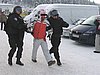 ochroniarze wyprowadzają kibica