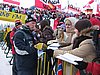 Sigurd Pettersen (Norwegia) rozdaje autografy