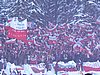 kibice w obłokach dymu