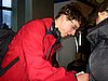 Simon Ammann (Szwajcaria) rozdaje autografy