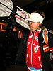 Bjoern Einar Romoeren (Norwegia) z nartami w pokrowcu