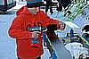 Klimek Murańka (Polska) przygotowuje narty